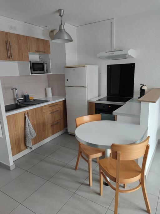 Charmant 2 Pieces A Aubenas 2Etoiles Apartment Bagian luar foto